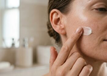 Essa técnica de skincare troca o excesso de produtos por uma técnica que transforma sua pele