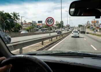 Nova regra altera limite de velocidade em estrada federal e projetos podem mudar outras vias em 2026