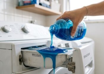 O erro na máquina de lavar que faz a família gastar mais água, energia e sabão em cada lavagem