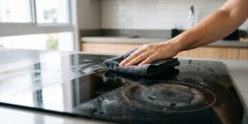 Deixe de lado o bicarbonato com vinagre, este produto limpa o vidro do fogão muito melhor