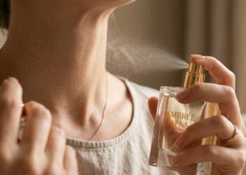 O segredo invisível que faz o mesmo perfume durar horas em uma pessoa e desaparecer rápido em outra