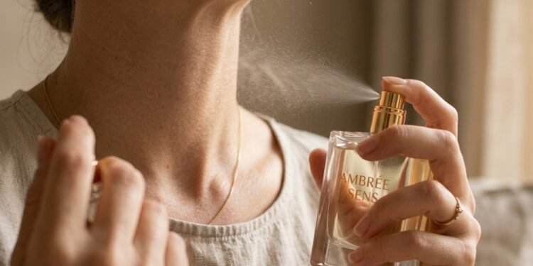 O segredo invisível que faz o mesmo perfume durar horas em uma pessoa e desaparecer rápido em outra