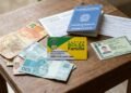 Quem mora sozinho pode conseguir benefícios sociais em 2026 e pagar menos contas