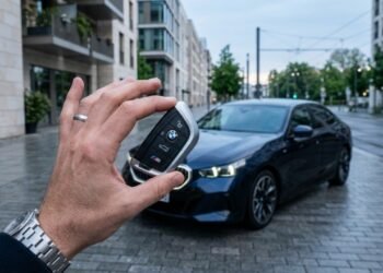 A partir de julho de 2026, veículos de passageiros e comerciais passam a cumprir novas exigências de segurança