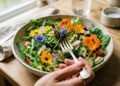 4 plantas com flores comestíveis para cultivar em vasos e levar direto para saladas, chás e sobremesas