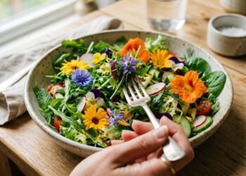4 plantas com flores comestíveis para cultivar em vasos e levar direto para saladas, chás e sobremesas
