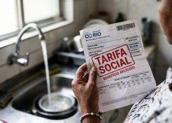 Nova tarifa social reduz a conta de água pela metade e famílias inscritas no CadÚnico podem entrar automaticamente