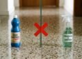 Nem água sanitária nem produtos de limpeza: o produto que estraga seu piso em apenas uma passada
