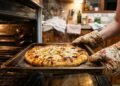 A receita da pizza de assadeira com massa alta e fofinha