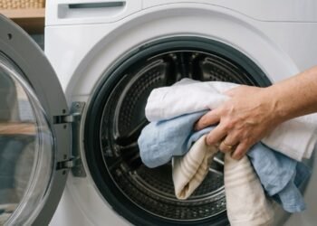 Higienização inicial de peças de vestuário remove resíduos químicos e evita contaminações biológicas.