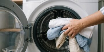 Higienização inicial de peças de vestuário remove resíduos químicos e evita contaminações biológicas.