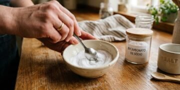 Dois ingredientes esquecidos no armário podem facilitar a faxina, mas muita gente usa essa mistura do jeito errado