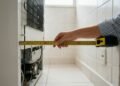 Geladeira encostada na parede trabalha mais e pode aumentar o gasto de energia dentro de casa