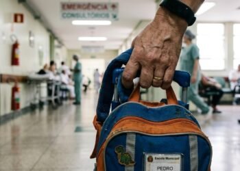 Funcionária falta para cuidar do filho, é demitida e ganha indenização da empresa na Justiça
