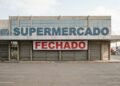 Fechamento aos domingos obriga supermercados a realocar funcionários e atinge grandes redes como Carrefour, Atacadão, Assaí e BH
