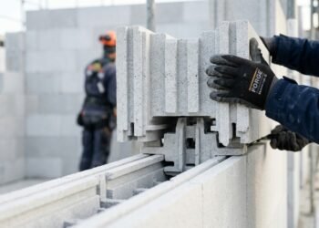 Empresa europeia desenvolve blocos modulares de perlita que permitem construir uma casa em um único dia, sem argamassa ou adesivos