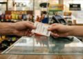 Empresário devolve bilhete de loteria de 1 milhão esquecido em balcão para cliente
