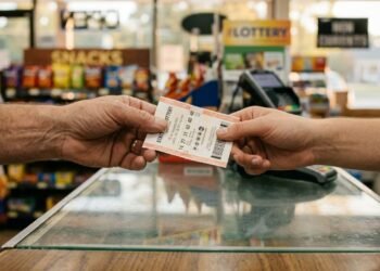 Empresário devolve bilhete de loteria de 1 milhão esquecido em balcão para cliente