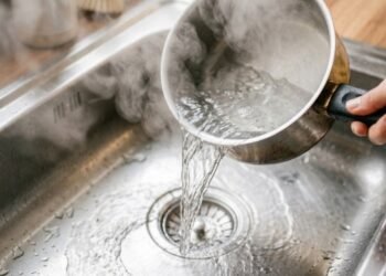 O perigo oculto de limpar os canos com água fervida na cozinha