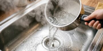 O perigo oculto de limpar os canos com água fervida na cozinha