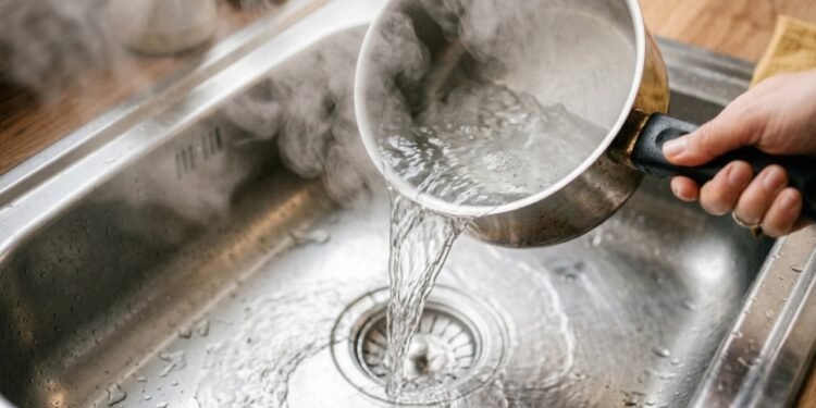 O perigo oculto de limpar os canos com água fervida na cozinha
