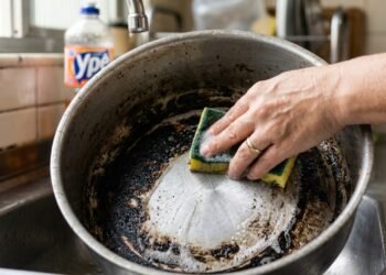 Como limpar panela queimada usando truque caseiro simples