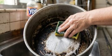 Como limpar panela queimada usando truque caseiro simples