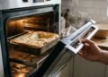 Erro comum no forno elétrico faz bolos murcharem, pães crescerem menos, a receita demorar mais e ainda pode pesar na conta de luz