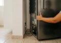 Afaste sua geladeira da parede hoje mesmo: um ajuste simples que economiza energia e evita prejuízo