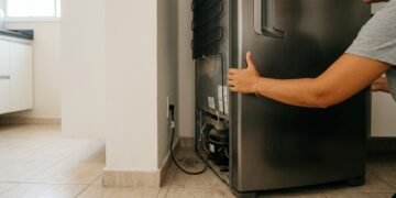 Afaste sua geladeira da parede hoje mesmo: um ajuste simples que economiza energia e evita prejuízo