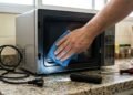Como fazer o conserto mais comum em micro-ondas para economizar tempo com assistência e dinheiro