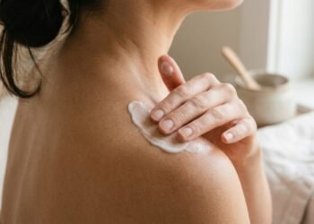 O erro na hora de aplicar hidratante que deixa a pele opaca mesmo com produto caro