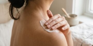 O erro na hora de aplicar hidratante que deixa a pele opaca mesmo com produto caro