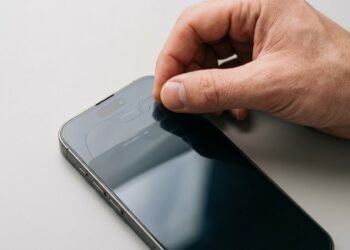 Vidro, TPU, hidrogel, 3D ou cerâmica? Qual a melhor película para proteger a tela do celular