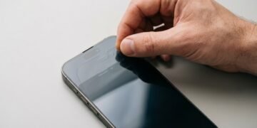 Vidro, TPU, hidrogel, 3D ou cerâmica? Qual a melhor película para proteger a tela do celular