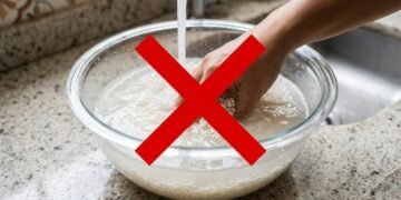 Pare de lavar o arroz até a água ficar transparente: o número correto de enxágues evita desperdício e preserva seus nutrientes