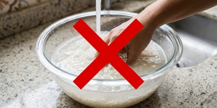 Pare de lavar o arroz até a água ficar transparente: o número correto de enxágues evita desperdício e preserva seus nutrientes