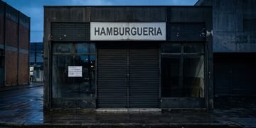 Gigante do fast-food quebra com dívida de 1,4 bilhão de dólares e perde controle das redes