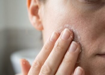 O erro no skincare que promete renovar a pele, mas pode destruir a barreira de proteção do rosto