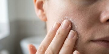 O erro no skincare que promete renovar a pele, mas pode destruir a barreira de proteção do rosto