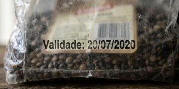 Consumidor compra produto vencido por 10 rúpias, vai à Justiça e loja é condenada a pagar 10 mil rúpias