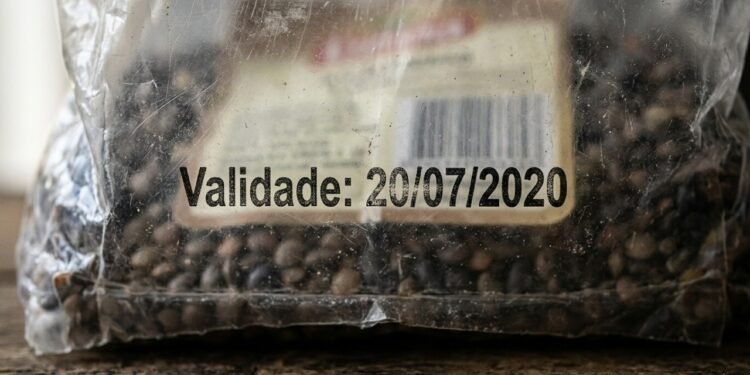 Consumidor compra produto vencido por 10 rúpias, vai à Justiça e loja é condenada a pagar 10 mil rúpias