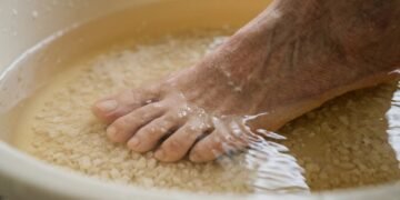Lavar os pés com vinagre e sal: por que é recomendado e quando realmente fazer isso