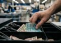 Mulher de 55 anos é demitida após erro de R$ 14 no caixa depois de 25 anos no supermercado