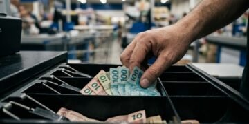 Mulher de 55 anos é demitida após erro de R$ 14 no caixa depois de 25 anos no supermercado