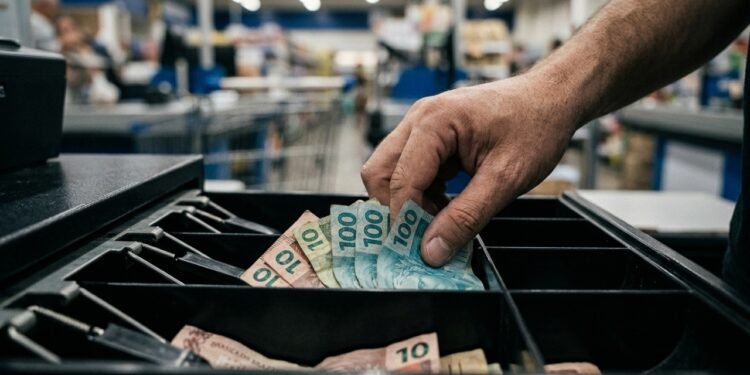 Mulher de 55 anos é demitida após erro de R$ 14 no caixa depois de 25 anos no supermercado