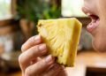 Nem alergia, nem fruta estragada: por que o abacaxi parece queimar a língua e o céu da boca
