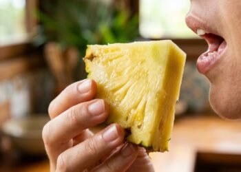 Nem alergia, nem fruta estragada: por que o abacaxi parece queimar a língua e o céu da boca