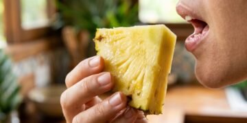 Nem alergia, nem fruta estragada: por que o abacaxi parece queimar a língua e o céu da boca