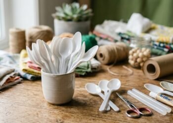 Antes que acabem no lixo, aqui estão 3 ideias para reciclar colheres de plástico descartáveis